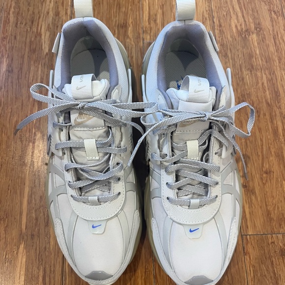 Nike Women’s V2K GORE-TEX Running Shoes - Picture 1 of 6